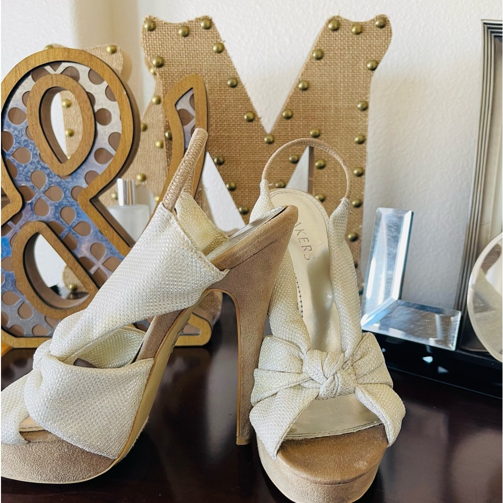 Bakers Sz 6.5 Desi Heels Natural EUC